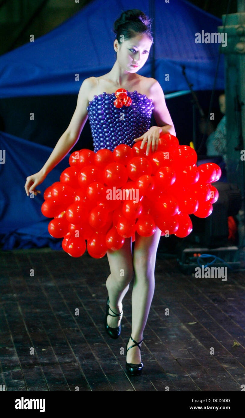 Balloon Fashion Balloon artists Guido Verhoef from Holland, Gary