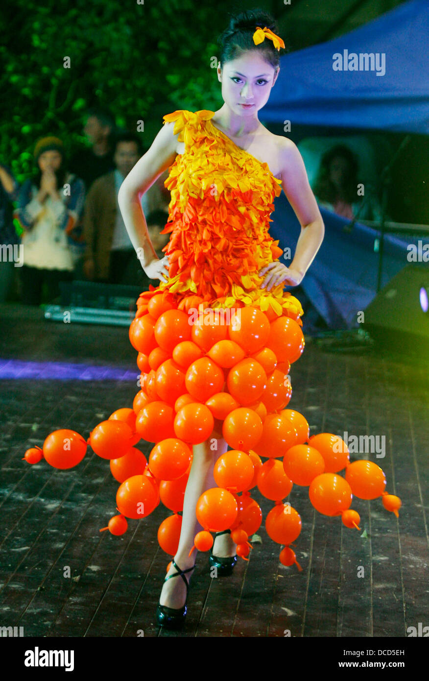 Balloon Fashion Balloon artists Guido Verhoef from Holland, Gary ...