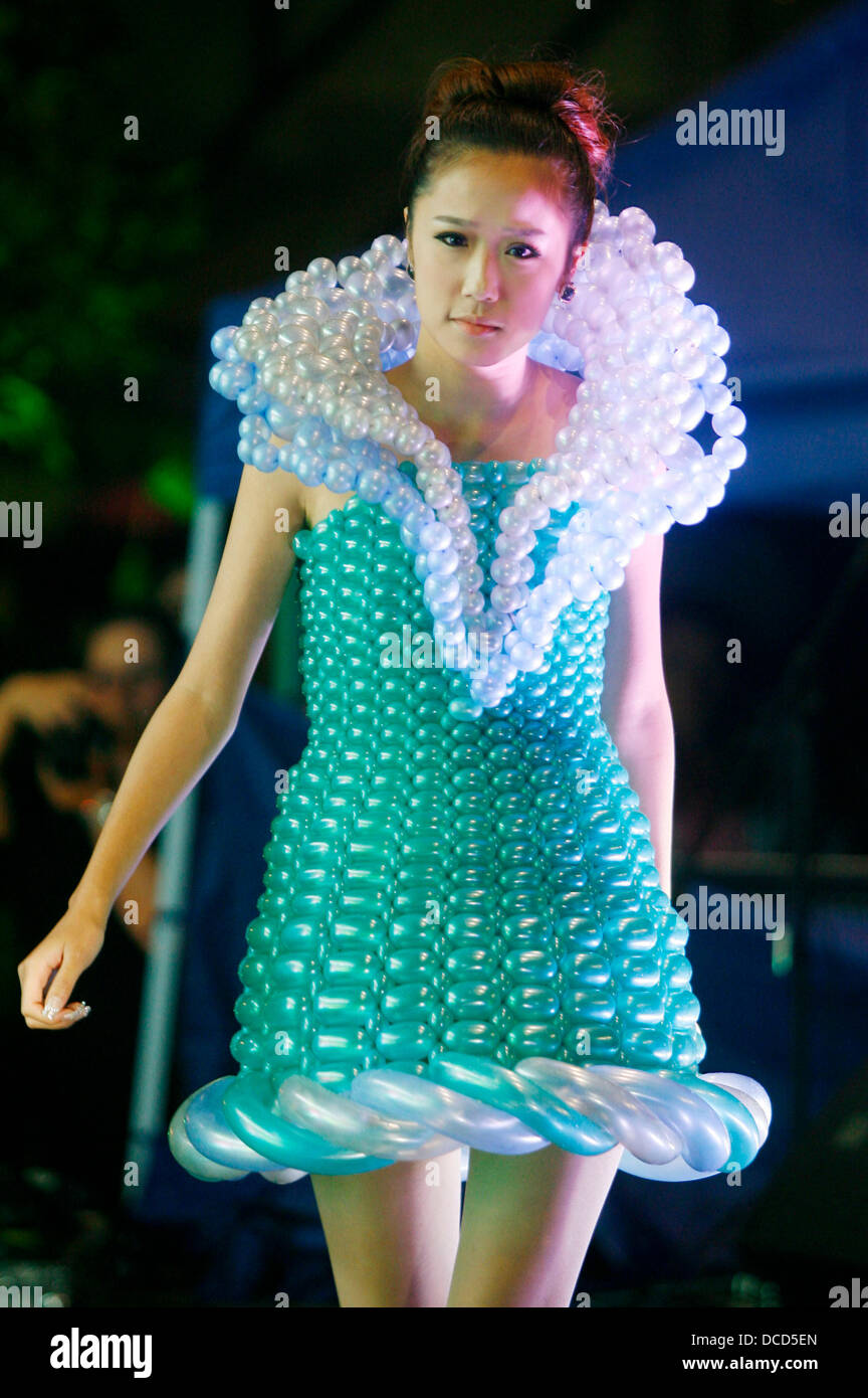 Balloon Fashion Balloon artists Guido Verhoef from Holland, Gary