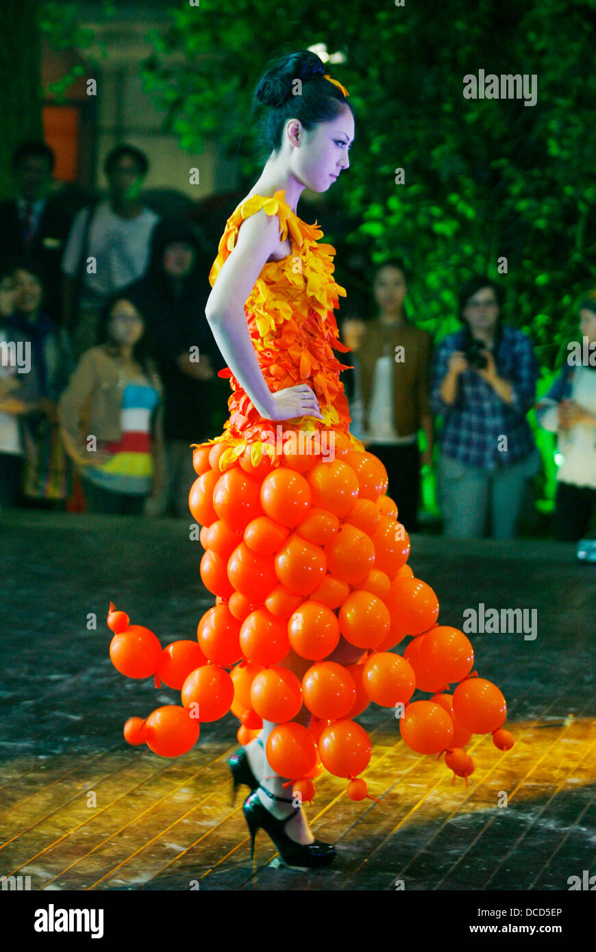 Balloon Fashion Balloon artists Guido Verhoef from Holland, Gary Ledbetter from the U.S and Rie
