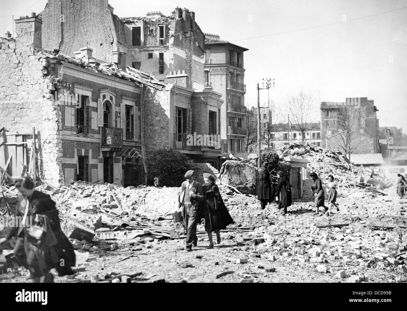 French civilians leave their destroyed houses in Paris, France, after an Anglo-American bomb raid on the German-occupied city, on 4 April 1943. Fotoarchiv für Zeitgeschichte Stock Photo