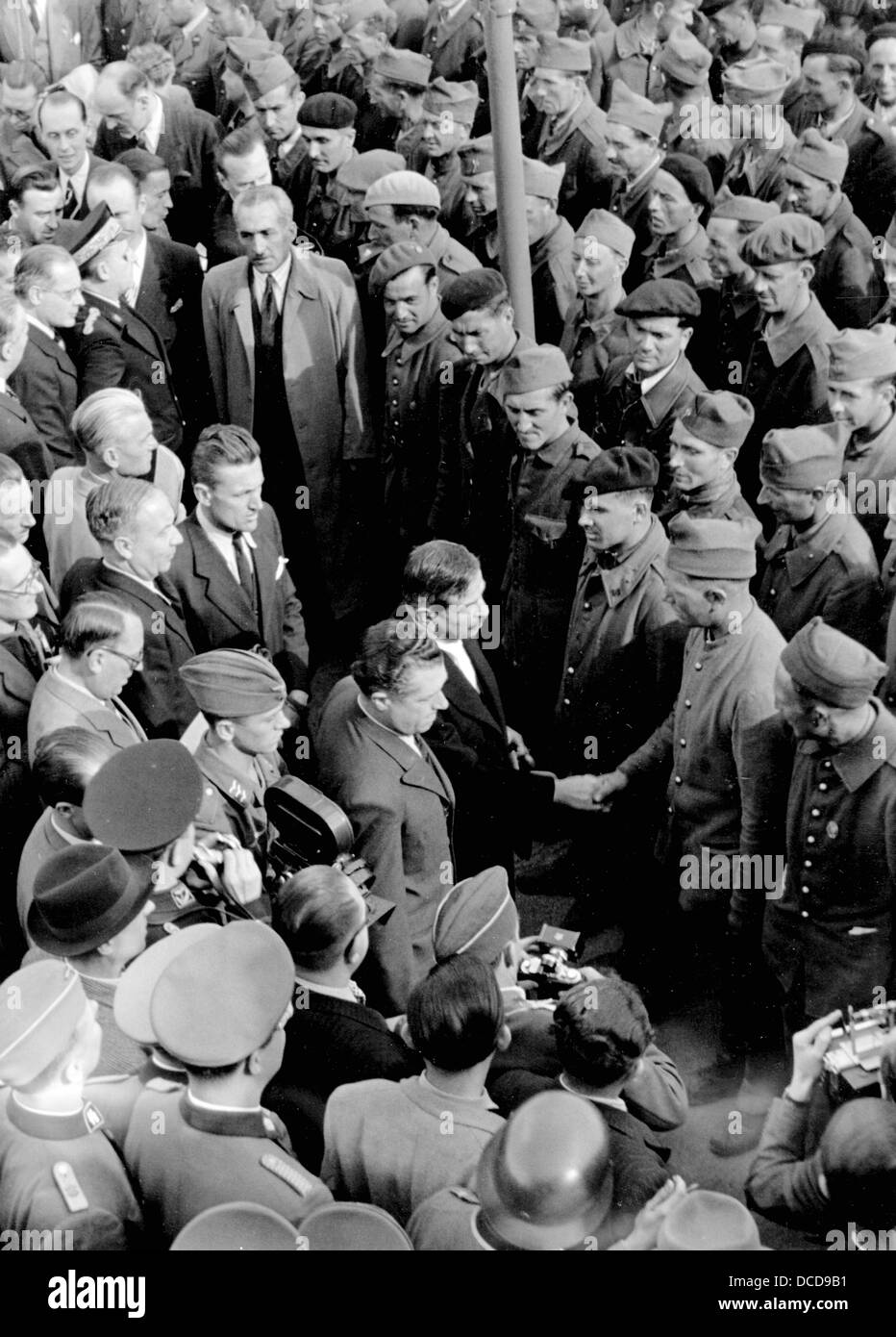Exchange of French prisoners of war in Germany with French civilian workers in 1942 (so-called 'Relève') - here: French Prime Minister Pierre Laval welcomes the returning prisoners of war at the train station in Compiègne. Fotoarchiv für Zeitgeschichte Stock Photo