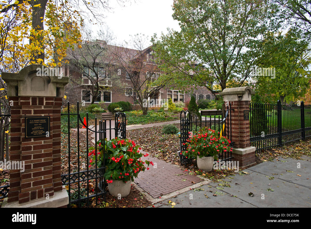 USA, Illinois, Oak Park, Frank Lloyd Wright, Entrance Gate to Edwin H. Cheney  House, 520 North East Avenue Stock Photo - Alamy, image size:1300x957