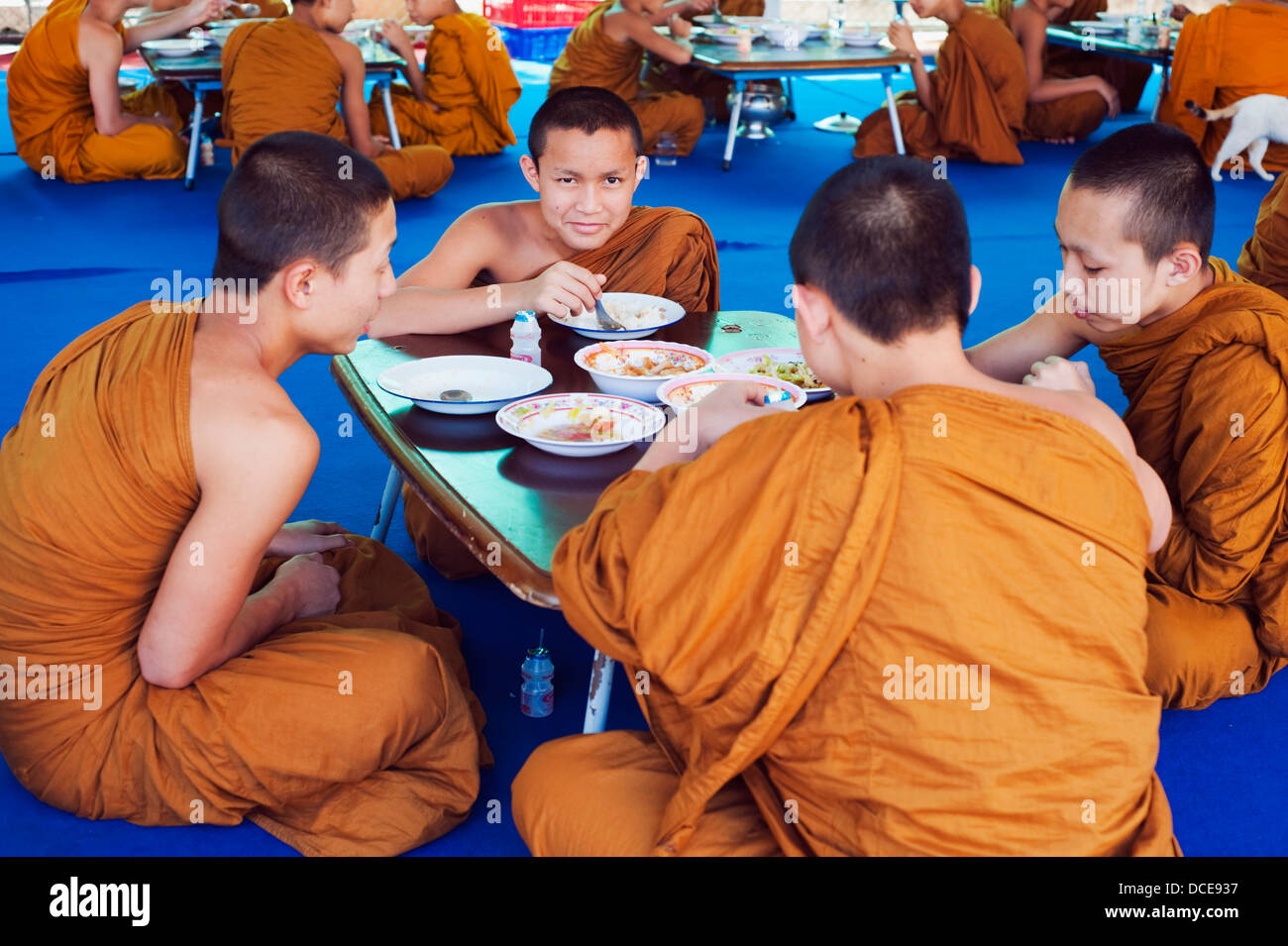 Buddhist Monks Eating In Thailand Stock Photo Alamy
