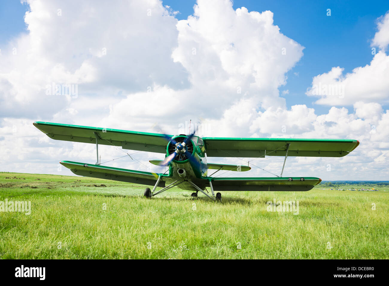 old airplane on green grass Stock Photo - Alamy