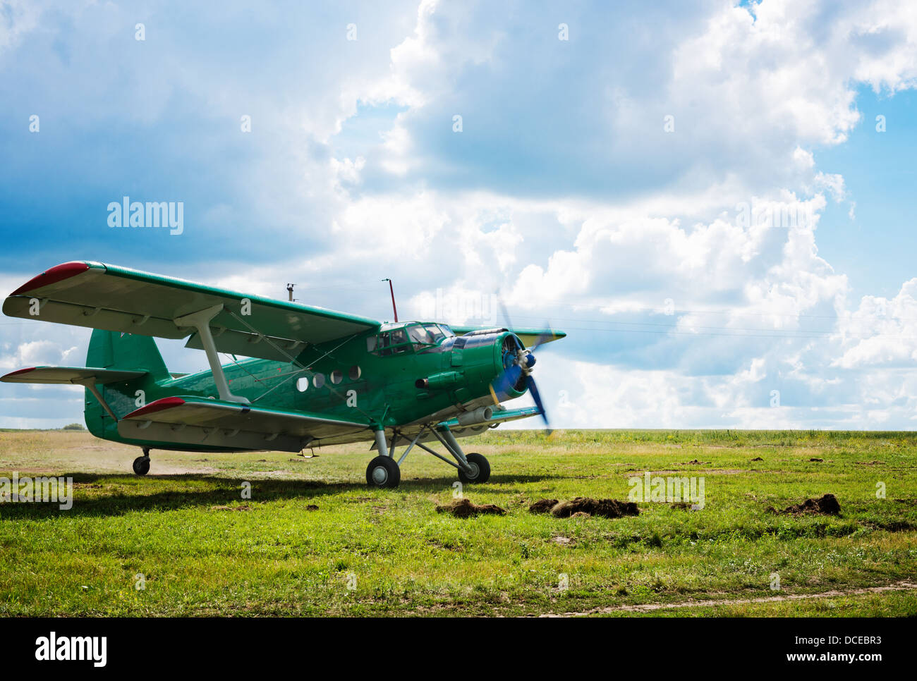old airplane on green grass Stock Photo - Alamy