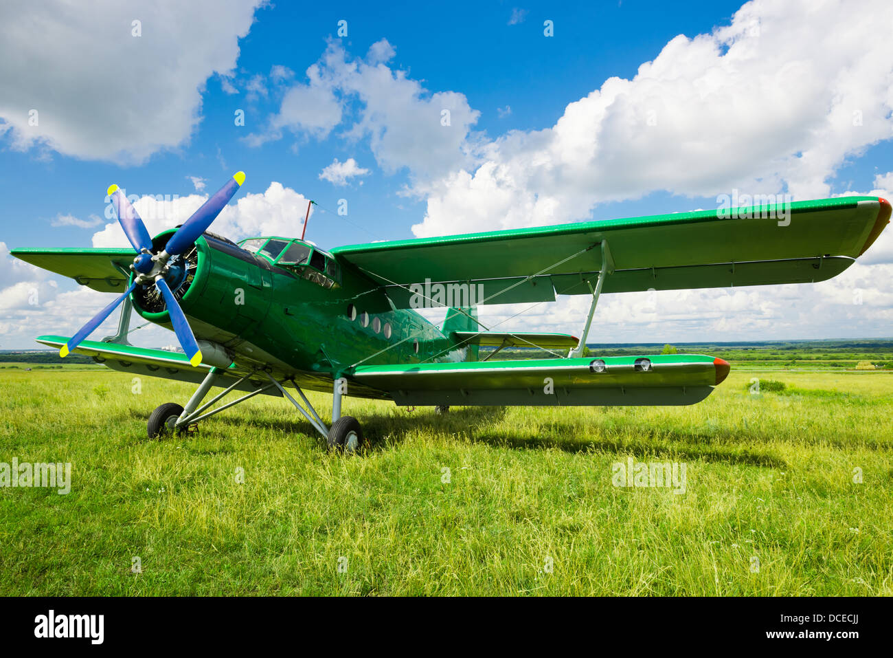 old airplane on green grass Stock Photo - Alamy