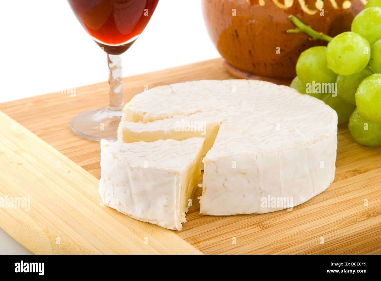 Вино и сыр. Вино с сыром камамбер. Сыр бри и вино. Сыр камамбер сервировка. Камамбер польский.