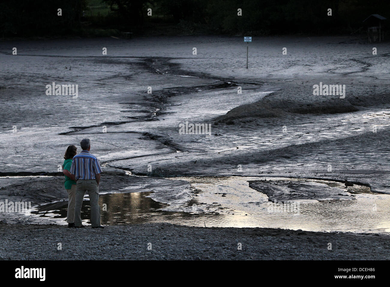 People stand on the banks of the drained Oggenrieder Weiher in Irsee, Germany, 15 August 2013. It is being used to try to catch an alligator snapping turtle after an eight year old boy was seriously injured after a bite on his foot. Photo: KARL-JOSEF HILDENBRAND Stock Photo