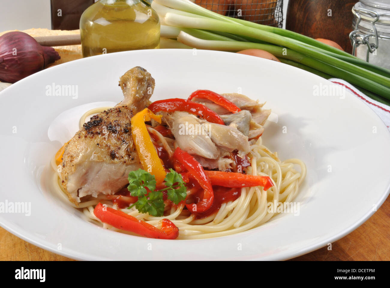 крылья индейки с макаронами. макароны с крылышками в духовке. куриные крылышки с макаронами. макароны с крылышками в духовке. спагетти с куриными крылышками.