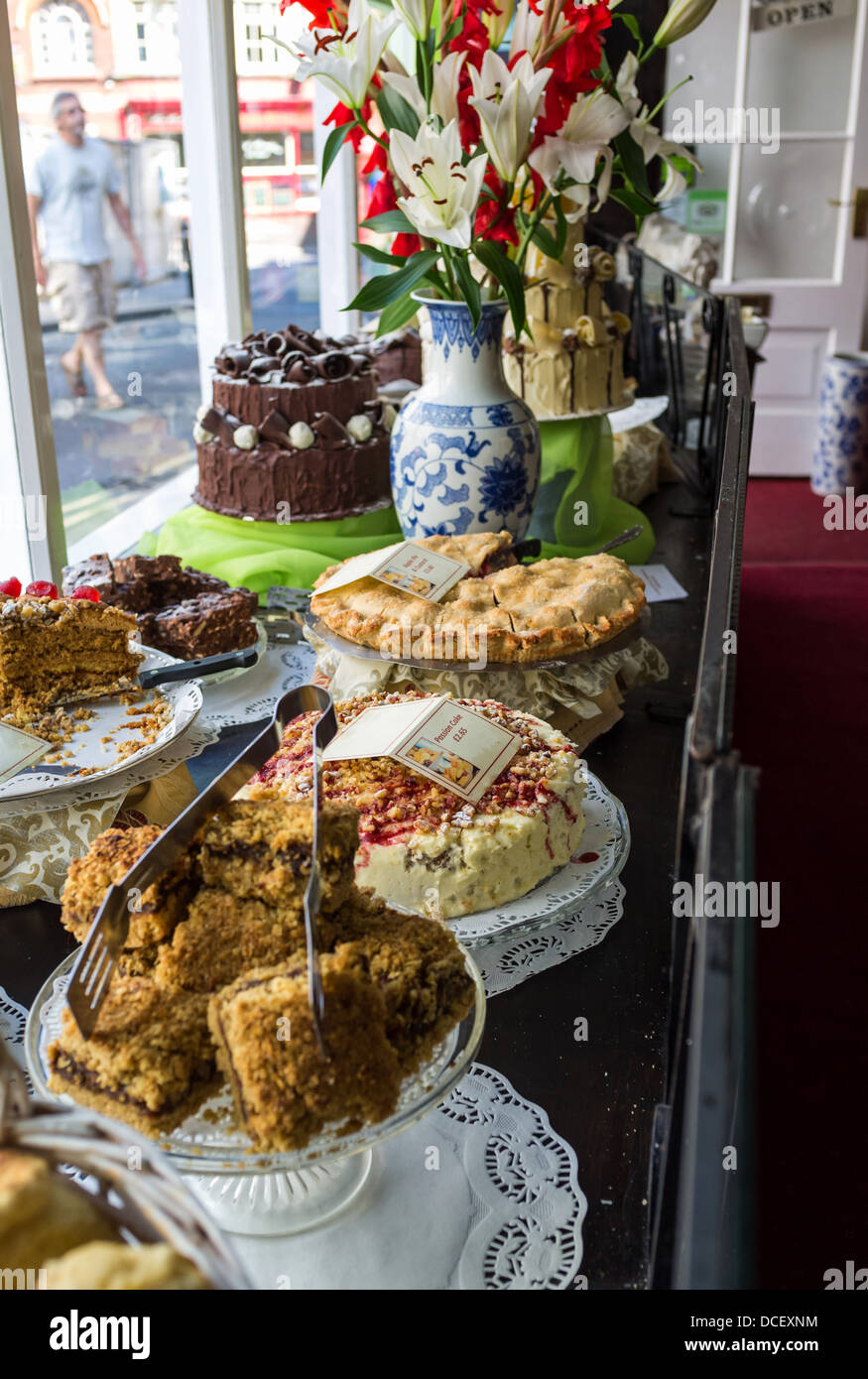Totnes, Devon, England. August 1st 2013. The Anne of Cleves café in Totnes showing a selection of cakes in the window display. Stock Photo