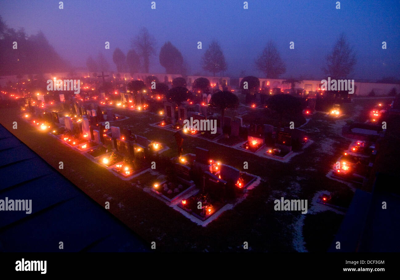 Grablichter leuchten im Novembernebel; memorial candles shining through November mist Stock Photo