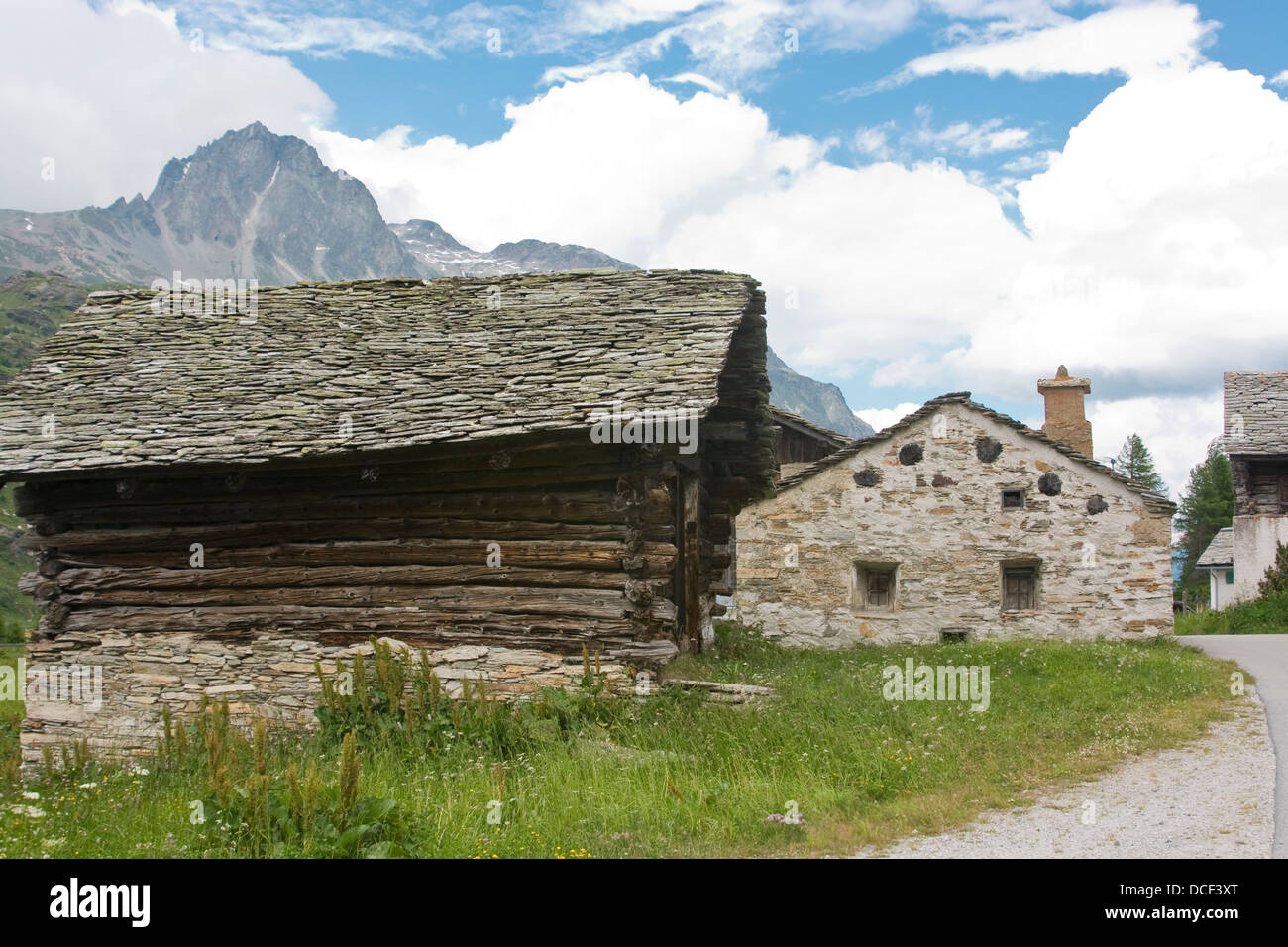 alter Stadel aus Holz mit Steindach; old alpine barn with stone roof Stock Photo