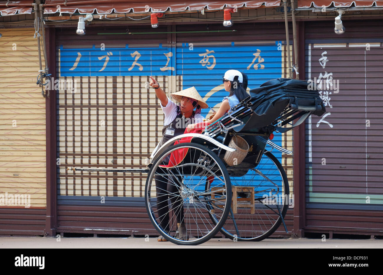 Jinrikisha runner/ tour guide dressed in traditional costume, Denpoin dori street, Asakusa Stock Photo