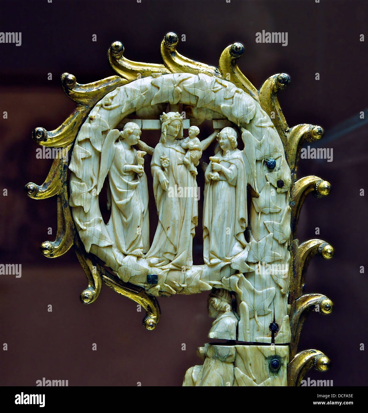 Madonna with child, between two angels Stock Photo - Alamy
