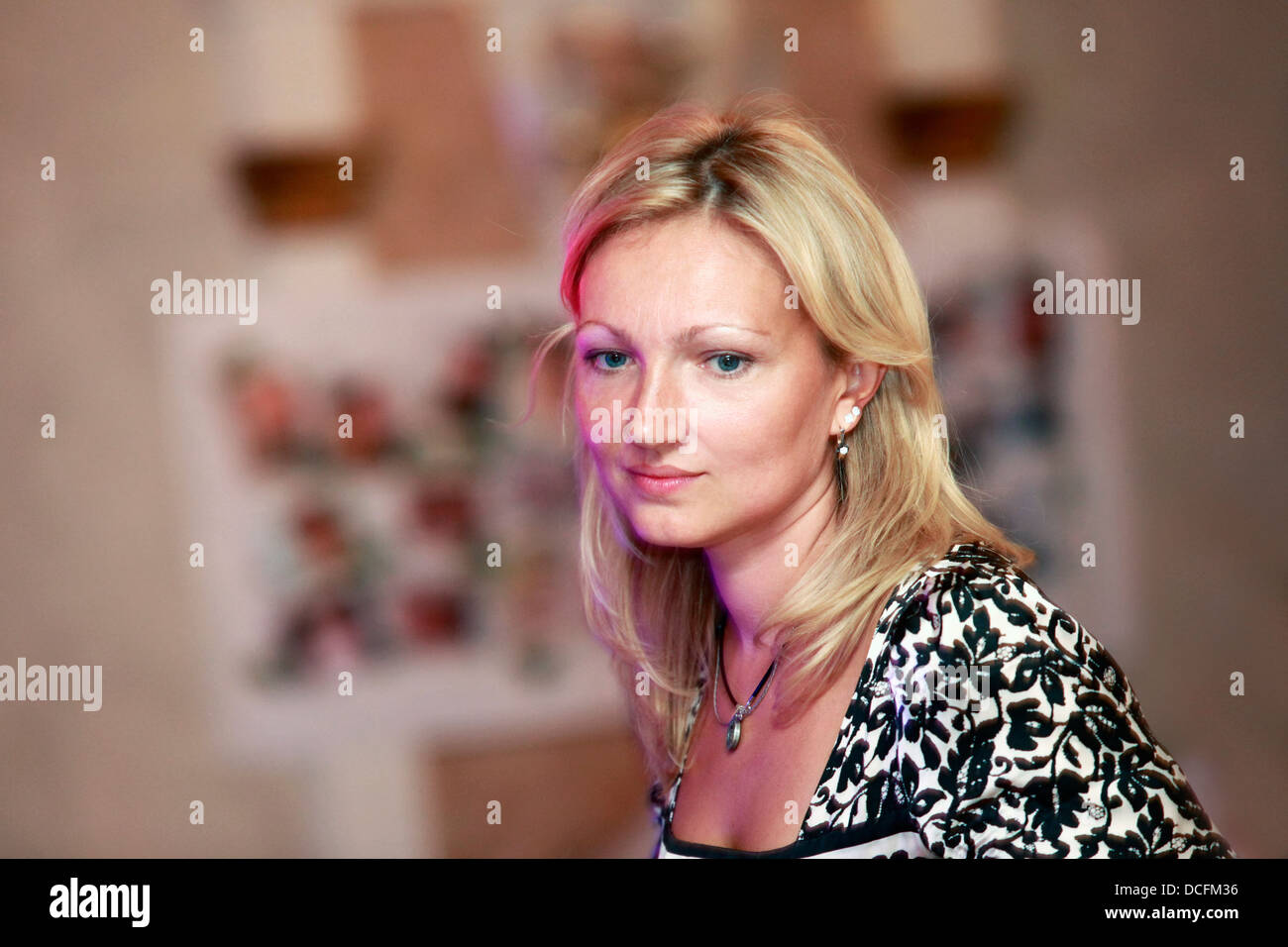 Casual portrait blonde girl hi-res stock photography and images - Alamy