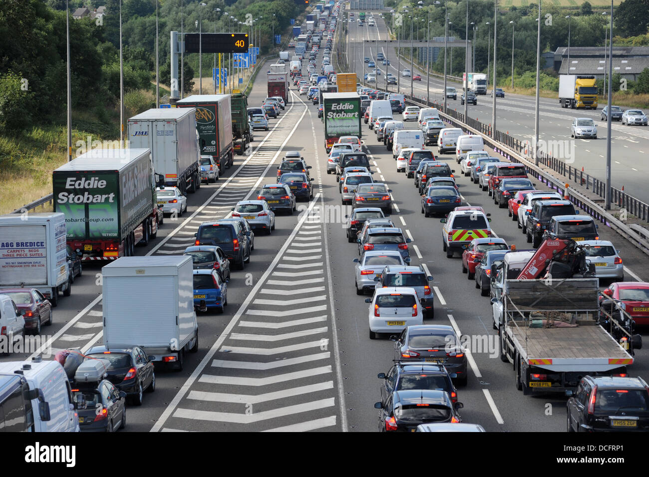 TRAFFIC QUEUES ON THE M6 MOTORWAY NORTHBOUND IN STAFFORDSHIRE RE QUEUE HEAVY ROADS TRANSPORT TOLL ROAD BANK HOLIDAY JAMS CARS UK Stock Photo