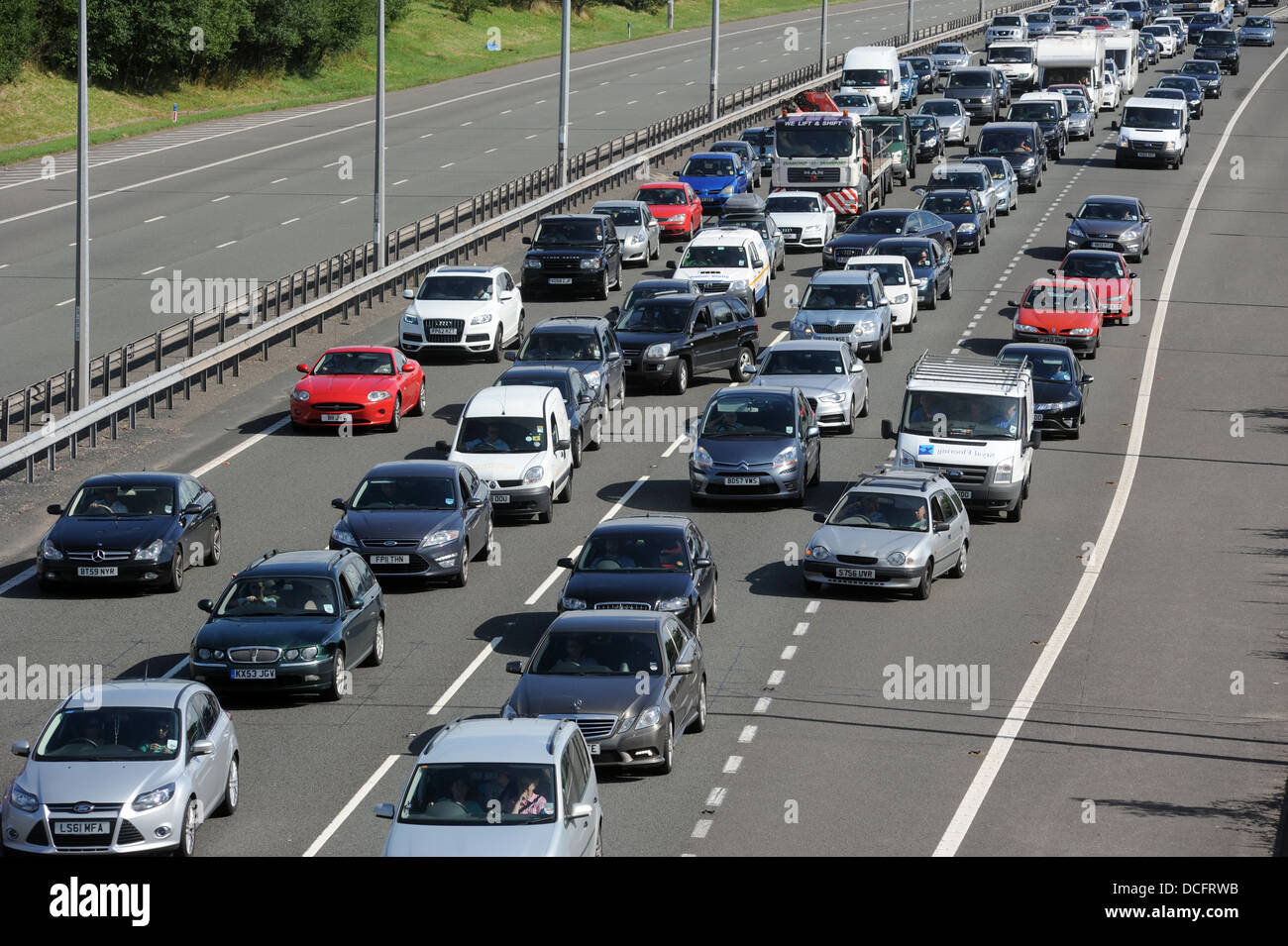 TRAFFIC QUEUES ON THE M6 MOTORWAY NORTHBOUND IN STAFFORDSHIRE RE QUEUE HEAVY ROADS TRANSPORT TOLL ROAD BANK HOLIDAY JAMS CARS UK Stock Photo