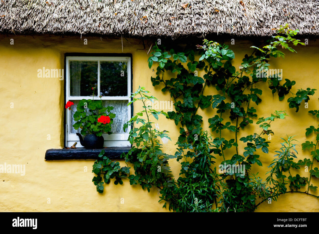 Traditional cottage exterior hi-res stock photography and images - Alamy