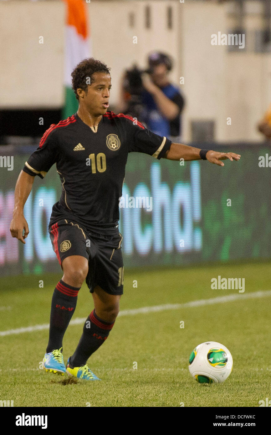 Aug. 14, 2013 - East Rutherford, New Jersey, U.S - August 14, 2013: Mexico National Team midfielder Giovani Dos Santos (10) looks to make a play during the International friendly match between Mexico and Ivory Coast at Met Life Stadium, East Rutherford, NJ. Mexico defeated Ivory Coast 4-1. Stock Photo