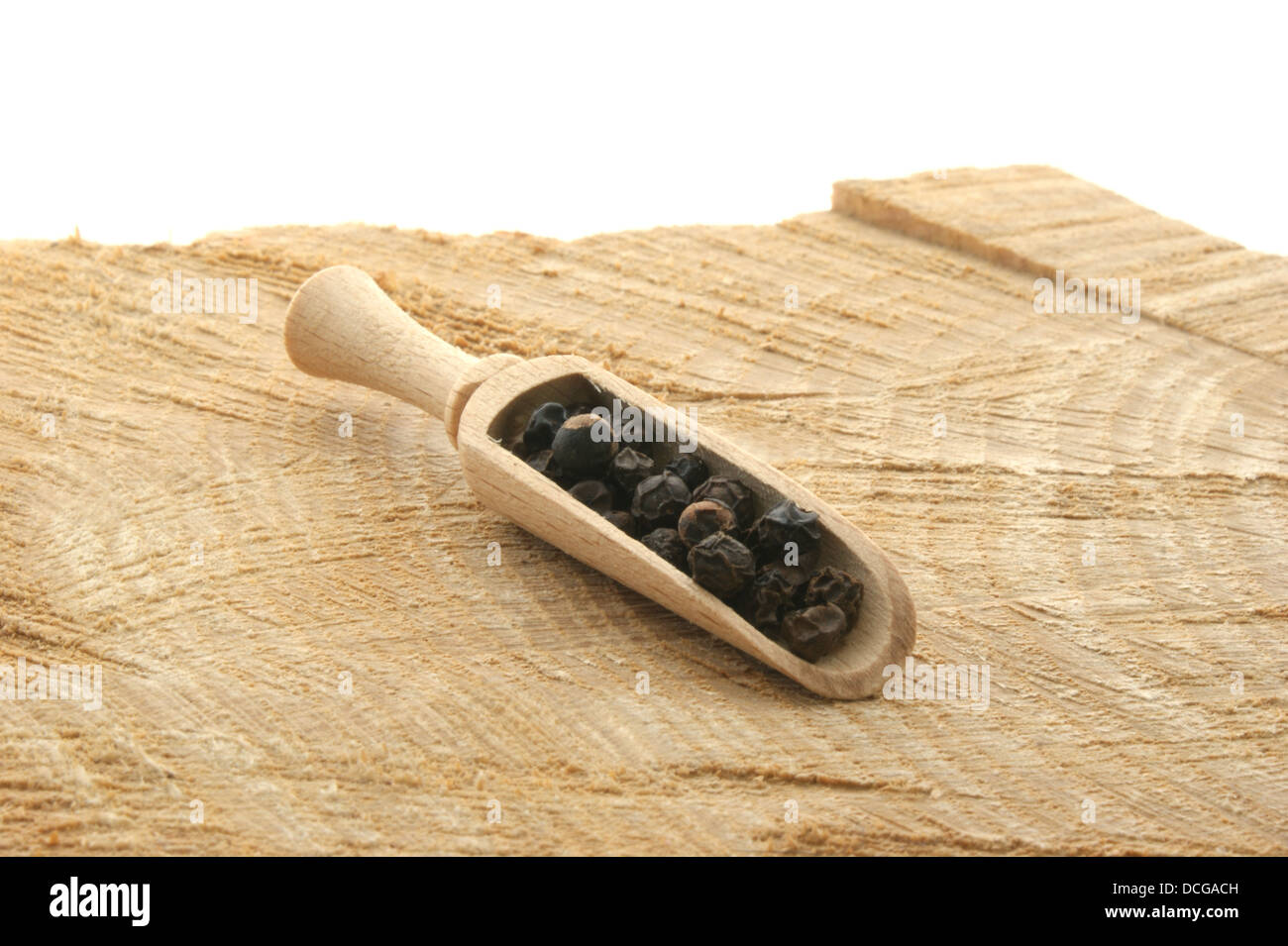 Timber Pepper black pepper in a wooden shovel on a timber board Stock Photo - Alamy