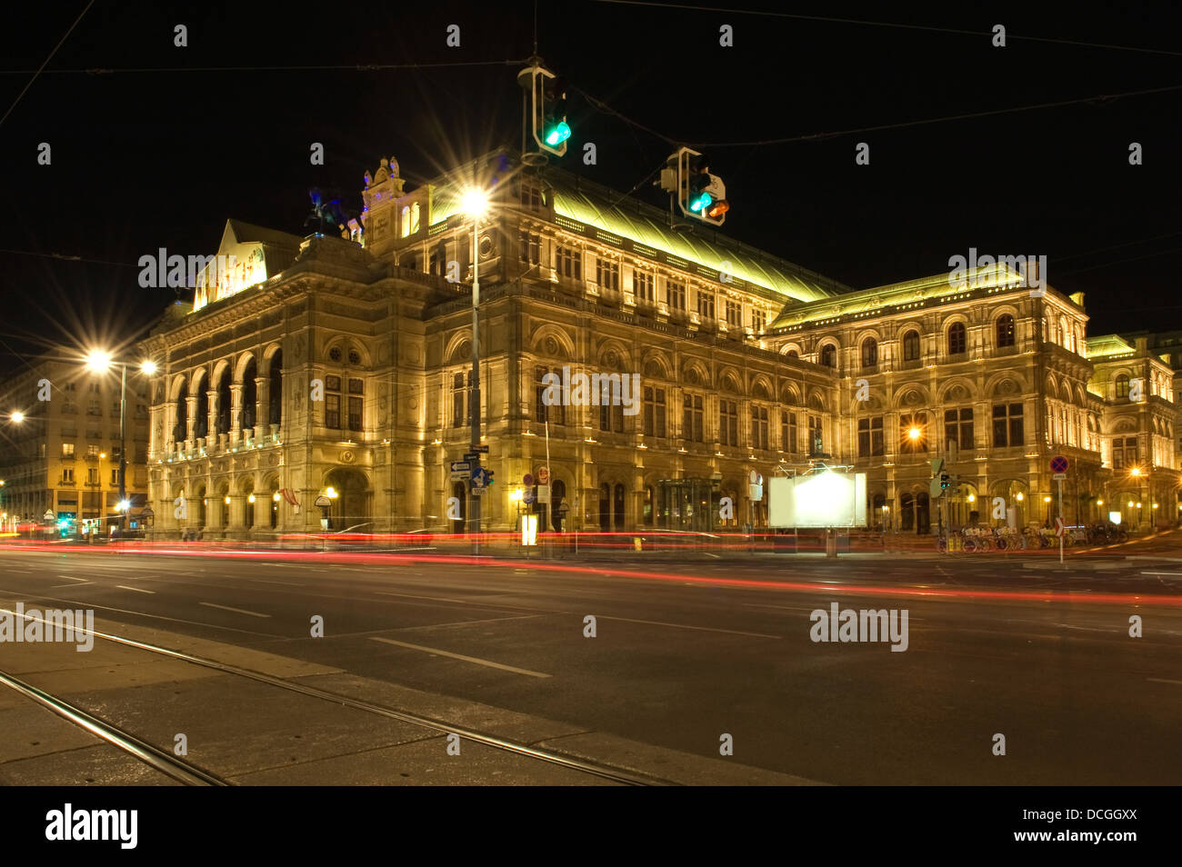 Staatsoper, Viennas grand Opera House at night Stock Photo