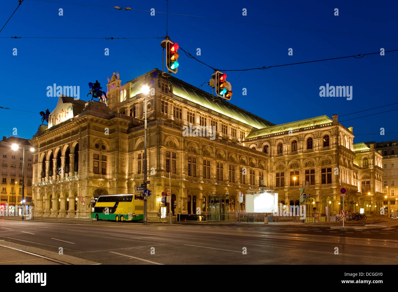 Staatsoper, Viennas grand Opera House at night Stock Photo