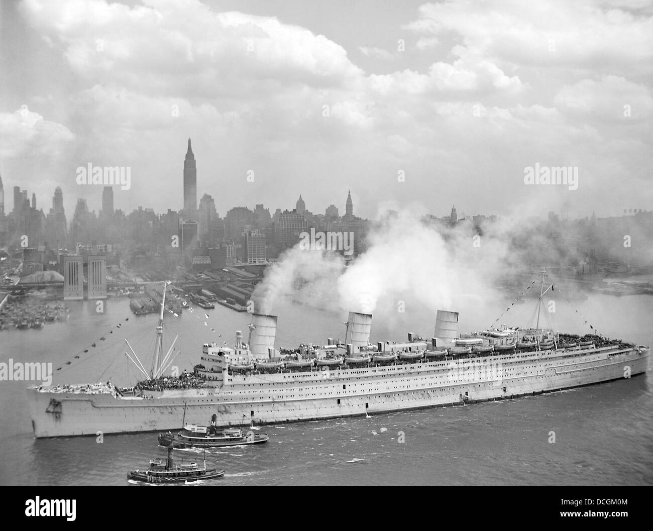 World War II photo of RMS Queen Mary arriving in New York harbor. Stock Photo