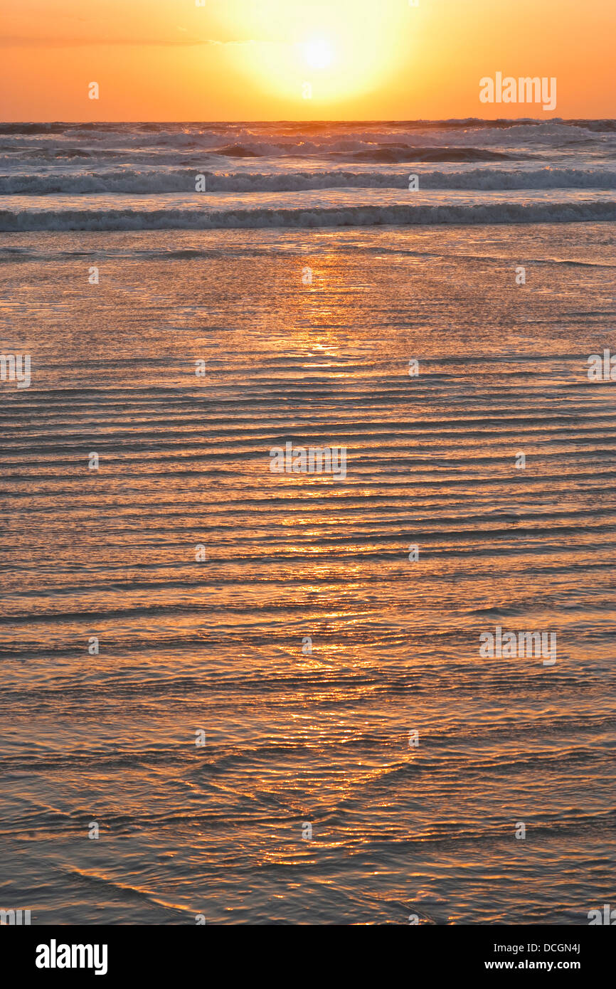 Sunrise over ocean waves hi-res stock photography and images - Alamy