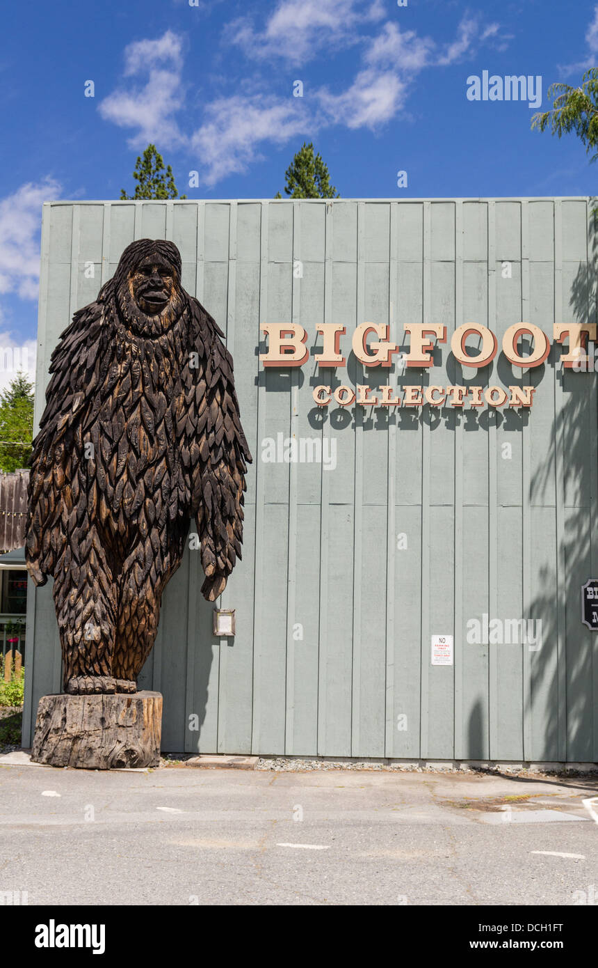 Willow Creek California.  Hand carved wooden statue of Big Foot Stock Photo