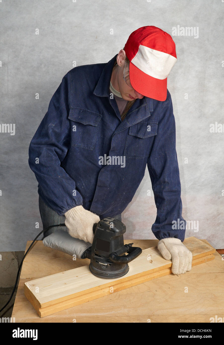 В мастерской работает шлифовальная машина можно. Перчатки для работы с шлифмашинкой. Точильщик в обрешётке. Рабочие руки плотника. Мастер шлифует деревянного человека.