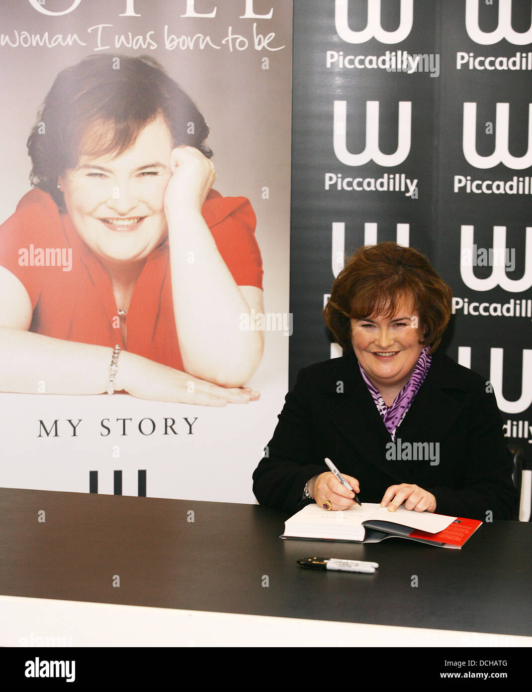 Susan Boyle, signs copies of her autobiography, The Woman I Was Born to Be, at Waterstone’s Piccadilly. London UK. Stock Photo