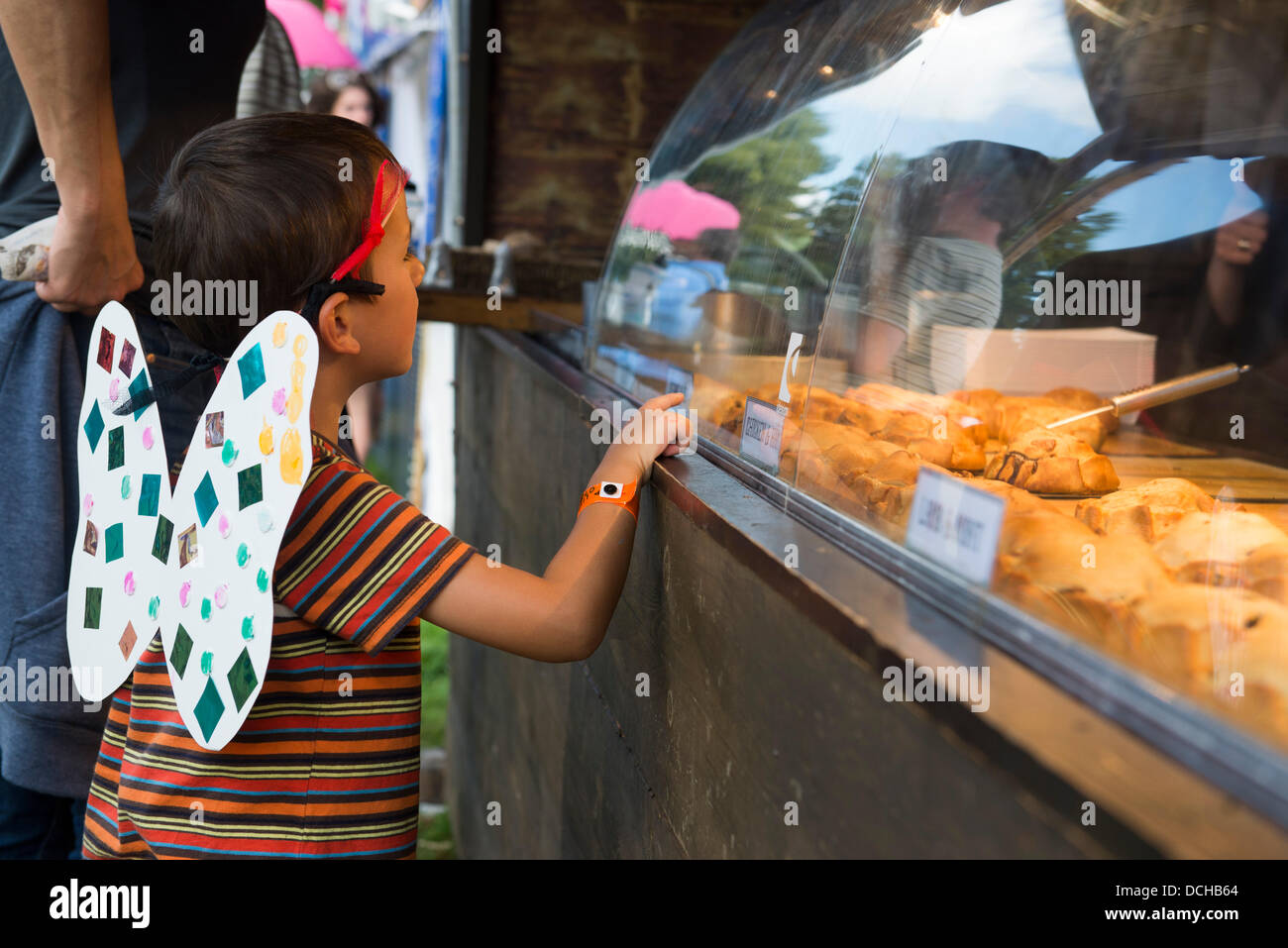 Crickhowell, Wales, UK. 18th August 2013. Day four of Green Man Festival. A young child looks at some of the food on offer. Credit:  Polly Thomas/Alamy Live News Stock Photo