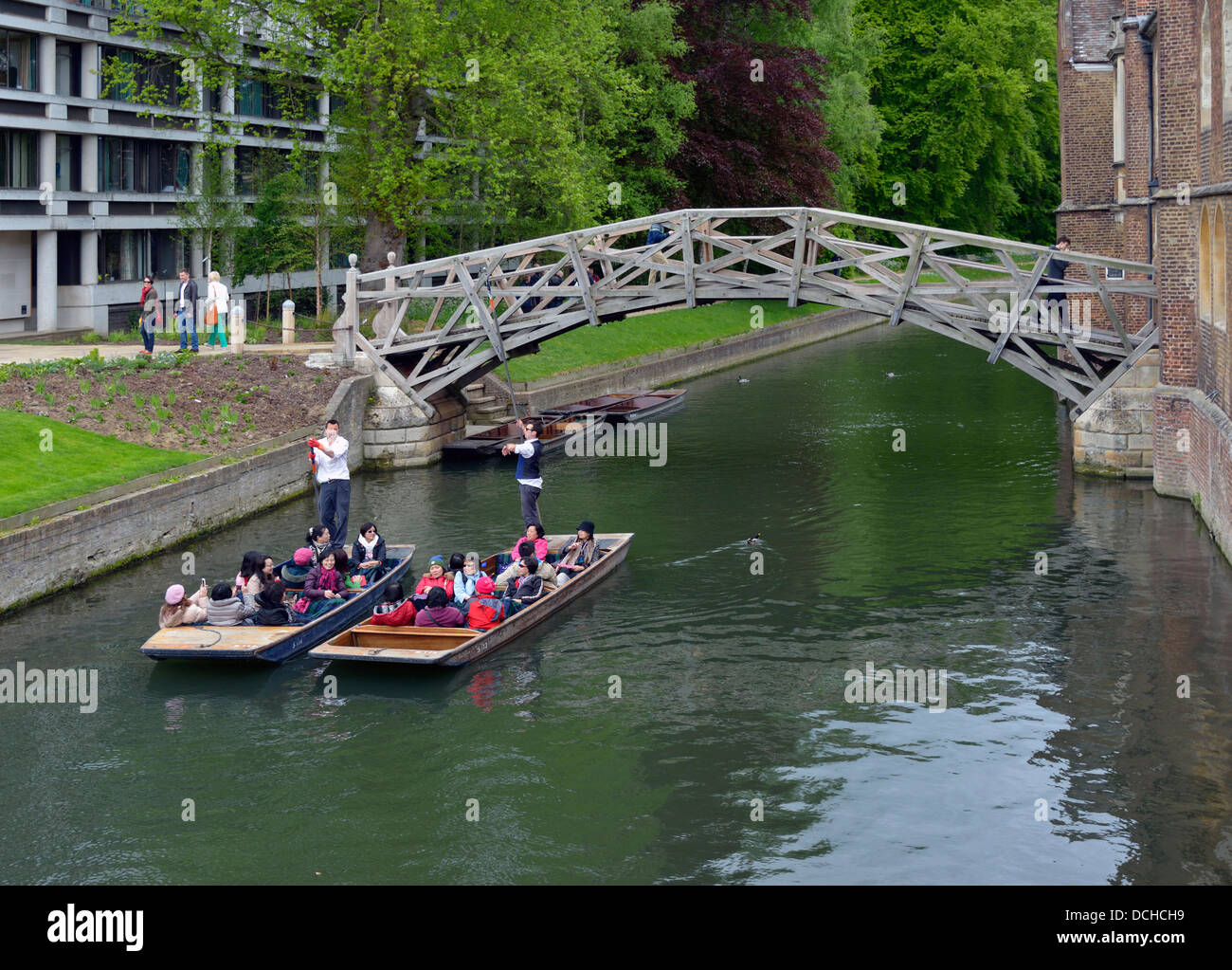 Mathematical Bridge and tourists in punts on River Cam. Cambridge. Cambridgeshire, England, United Kingdom, Europe. Stock Photo