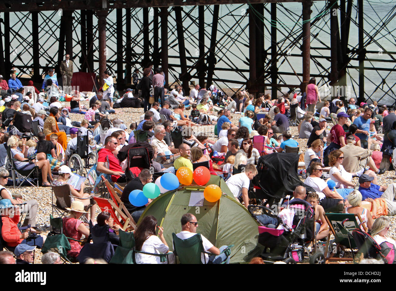 Eastbourne, UK.18th Aug, 2013. Crowds on the beach enjoy the sunshine during the Aibourne air display in Eastbourn Credit: Keith Larby/Alamy live News Stock Photo