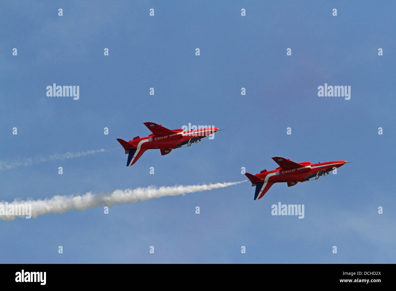 Eastbourne, UK.18th Aug, 2013. The Red Arrows fly upside down over the pier in the sunshine during the Aibourne air display in Eastbourn Credit: Keith Larby/Alamy live News Stock Photo