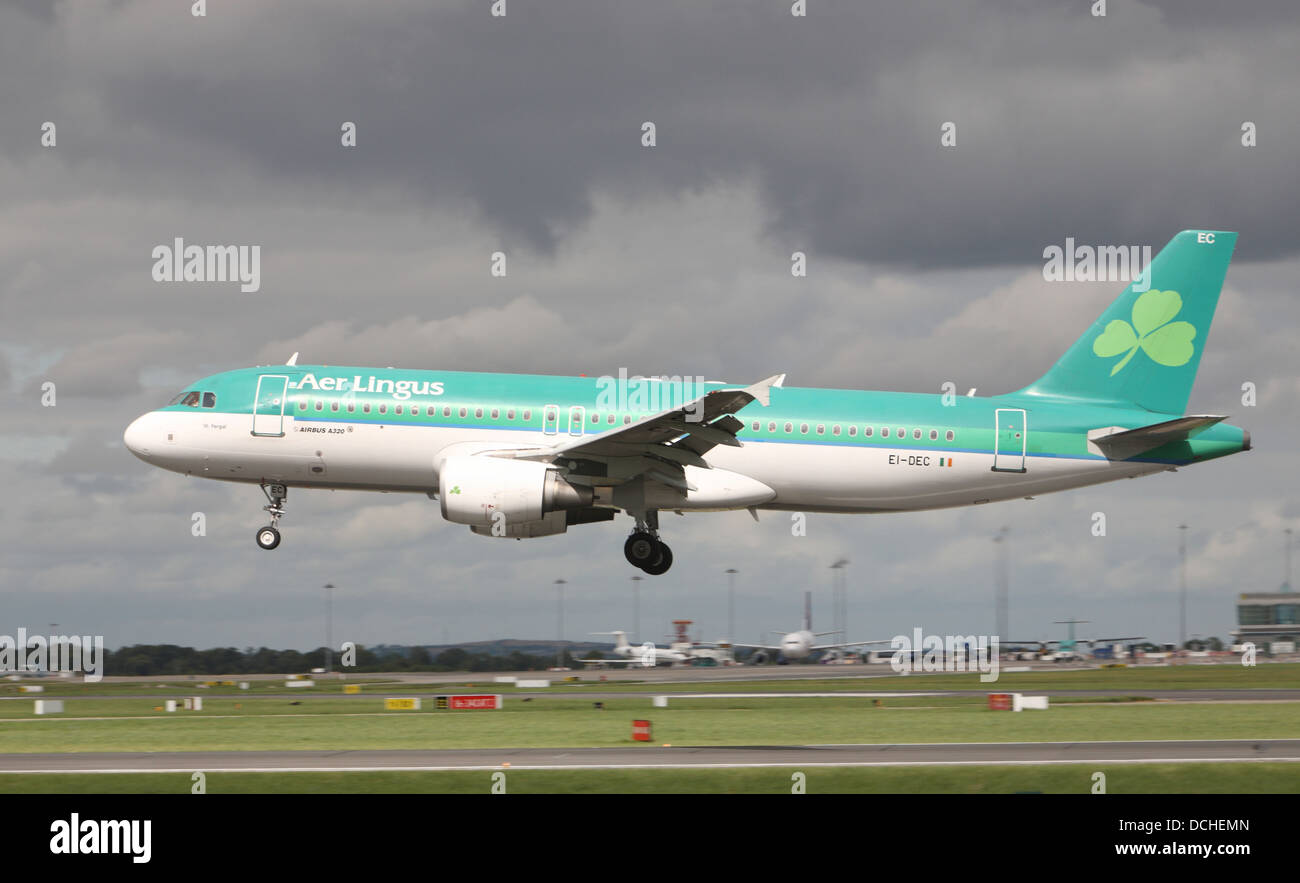 Jet arriving airport on cloudy hi-res stock photography and images - Alamy