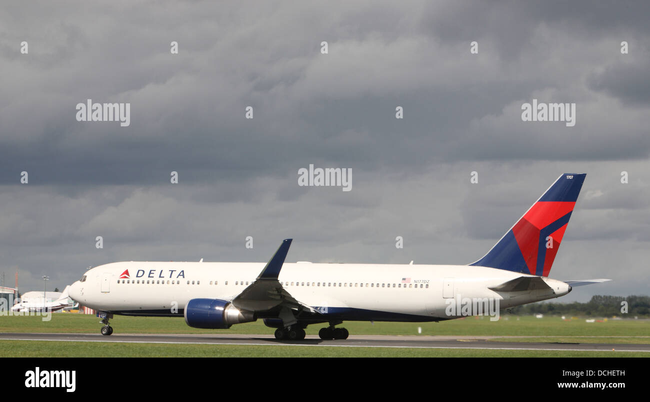 Delta airlines ready for take off at Dublin Airport Stock Photo