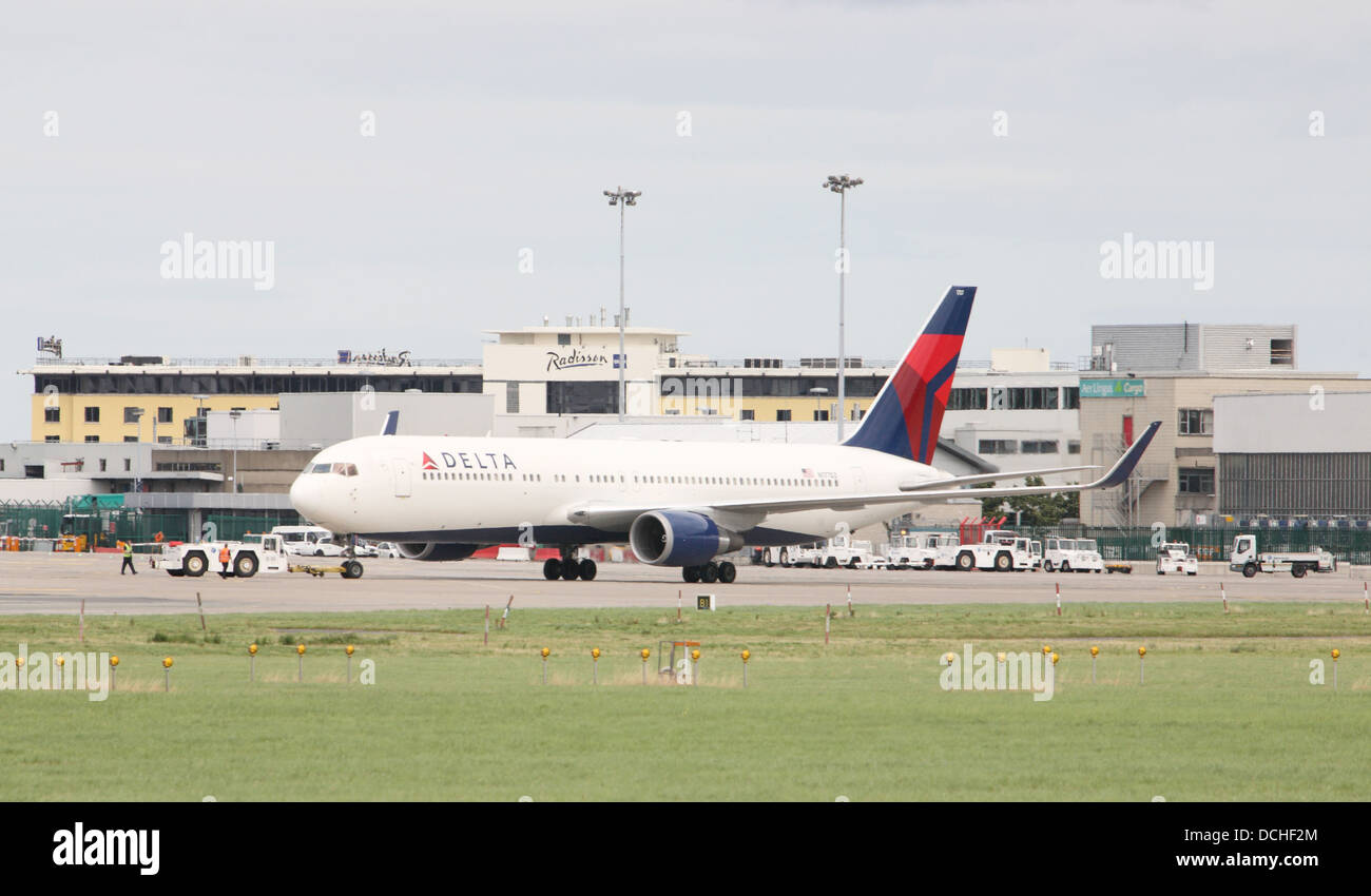 Delta airlines ready for take off at Dublin Airport Stock Photo