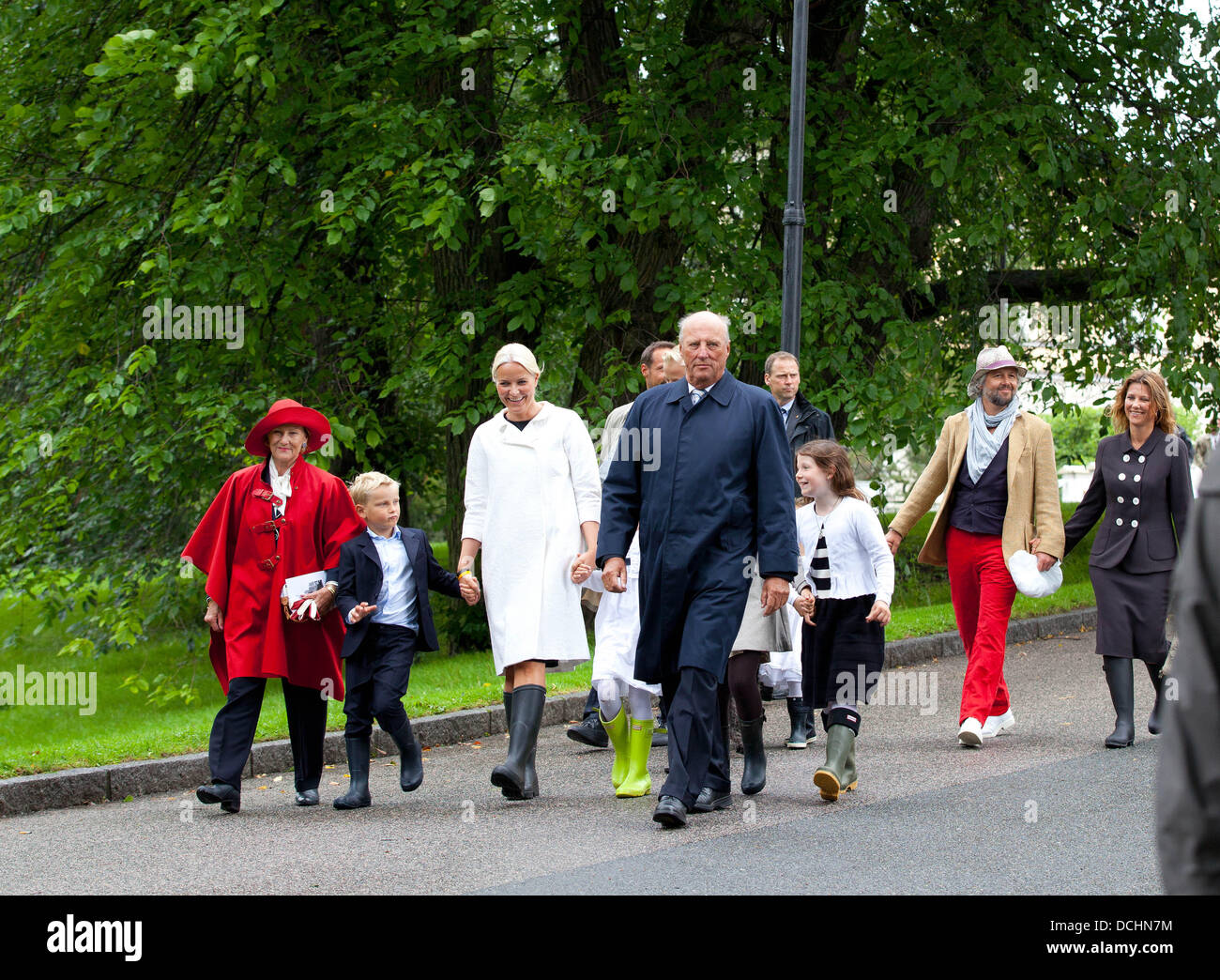 Oslo, Norway. 18th Aug, 2013. Queen Sonja (L-R) of Norway, Prince Sverre Magnus, Crown Princess Mette-Marit, Marius Borg Hoiby, King Harald, Maud Behn, Princess Maertha Louise of Norway and her husband Ari Behn attend an outdoor religious service in the park surrounding the Royal Palace in Oslo, Norway, 18 August 2013. The service was staged as part of the celebration of Crown Princess Mette-Marit's 40th birthday anniversary. Photo: Albert Nieboer //dpa/Alamy Live News Stock Photo