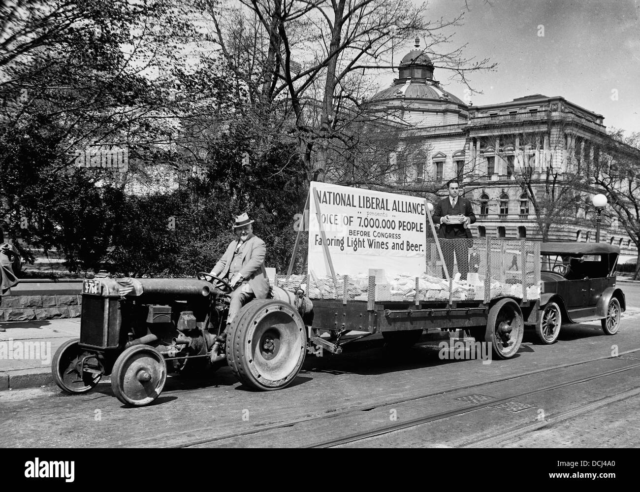 Tractor pulling trailer with sign: National Liberal Alliance presents Voice of 7,000,000 people before congress favoring light wines and beer. Library of Congress in background, Washington, D.C., circa 1925 Stock Photo