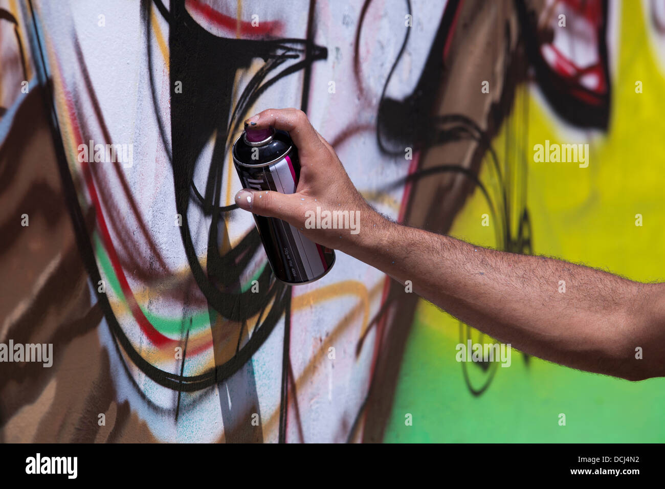 Hand artist painting street hi-res stock photography and images - Alamy