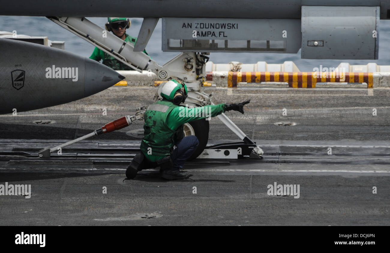 Aviation boatswains mate equipment hires stock photography and images Alamy