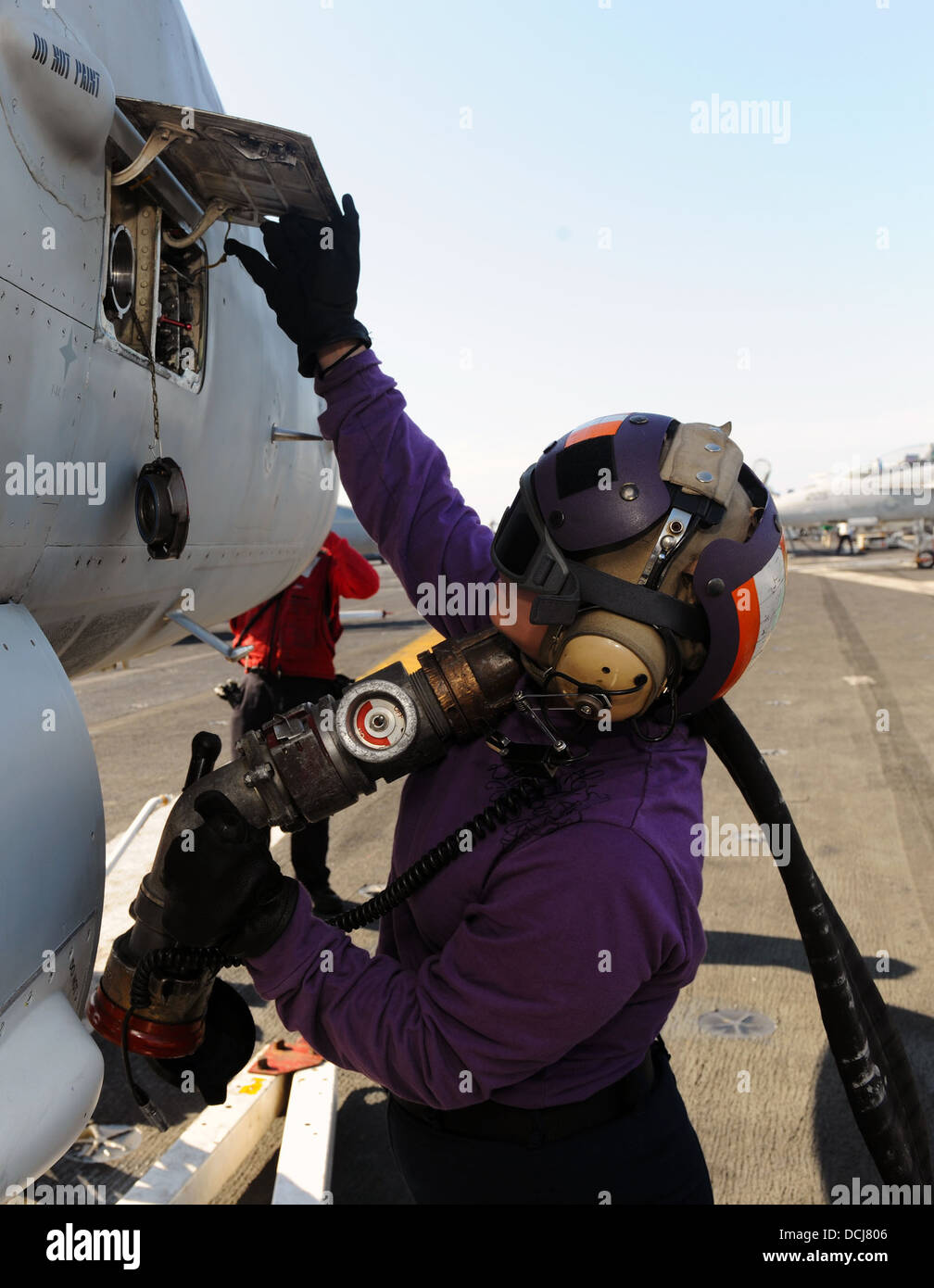 ATLANTIC OCEAN (Aug. 15, 2013) Aviation Boatswain’s Mate (Fuels) Airman Stephanie Dringenberg, from Covina, Calif., prepares to Stock Photo