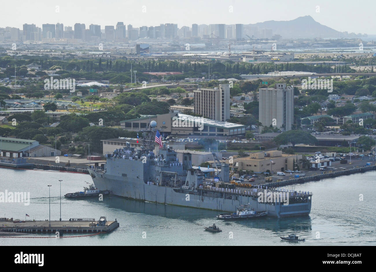 The amphibious dock landing ship USS Pearl Harbor (LSD 52) arrives in Pearl Harbor after completing the annual Pacific Partnership mission. Pacific Partnership is the largest disaster response preparedness mission in the Indo-Asia-Pacific region, with nin Stock Photo