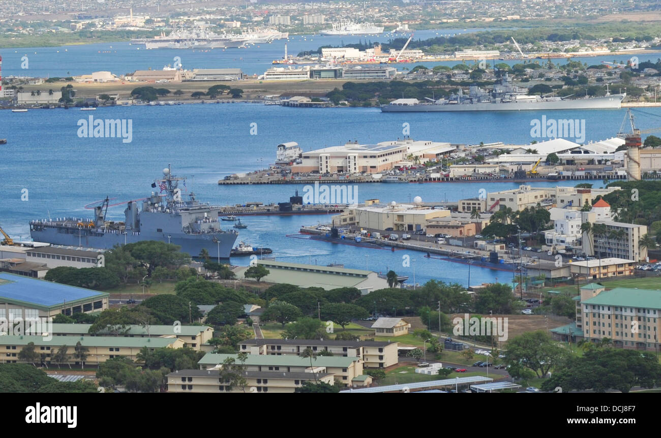 The amphibious dock landing ship USS Pearl Harbor (LSD 52) arrives in Pearl Harbor after completing the annual Pacific Partnership mission. Pacific Partnership is the largest disaster response preparedness mission in the Indo-Asia-Pacific region, with nin Stock Photo