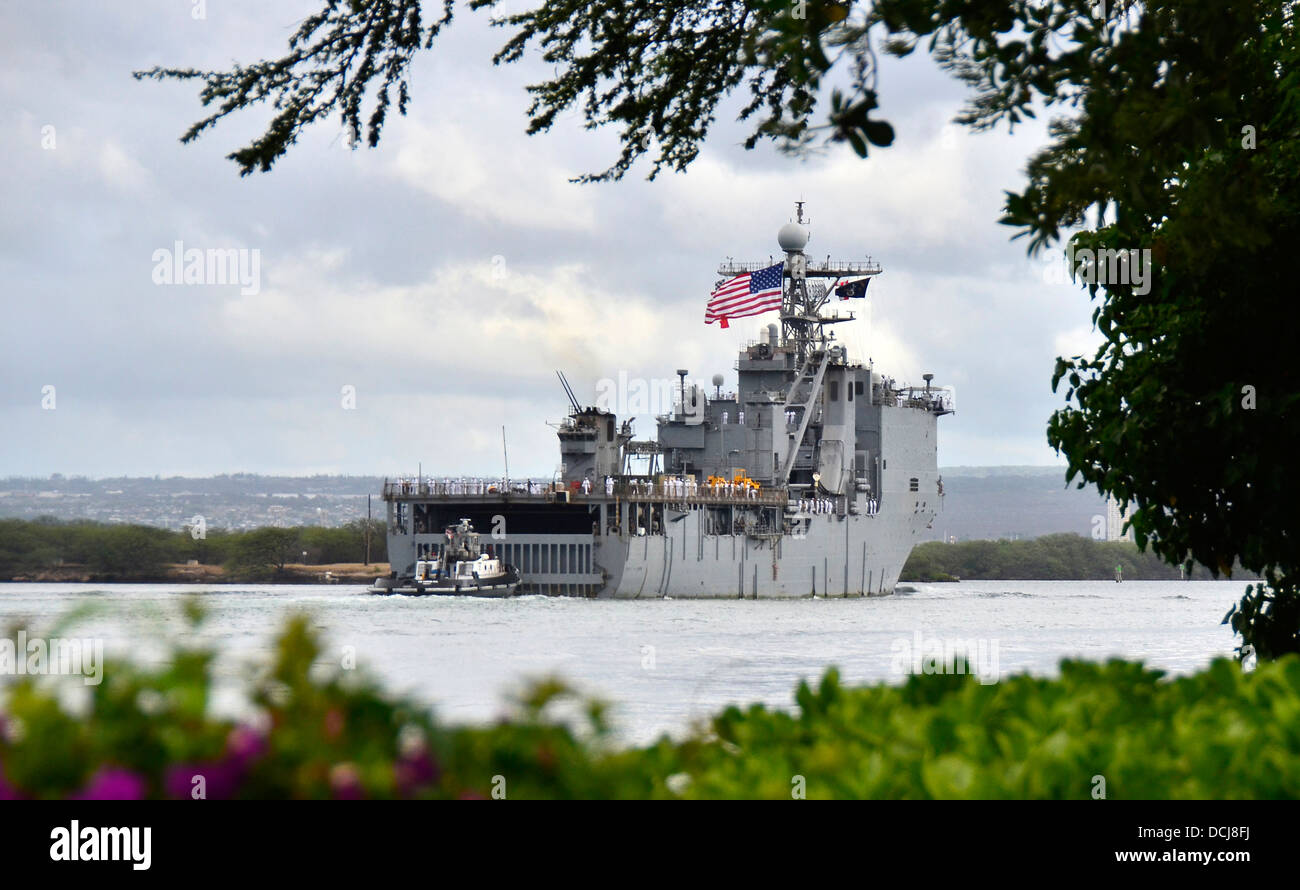 The amphibious dock landing ship USS Pearl Harbor (LSD 52) arrives in Pearl Harbor after completing the annual Pacific Partnership mission. Pacific Partnership is the largest disaster response preparedness mission in the Indo-Asia-Pacific region, with nin Stock Photo