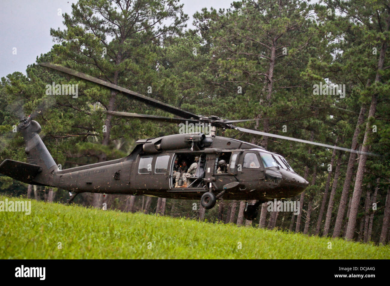 A U.S. Army UH-60 Black Hawk helicopter from the 1-150 Assault Helicopter  Battalion, New Jersey Army National Guard, transports Stock Photo - Alamy