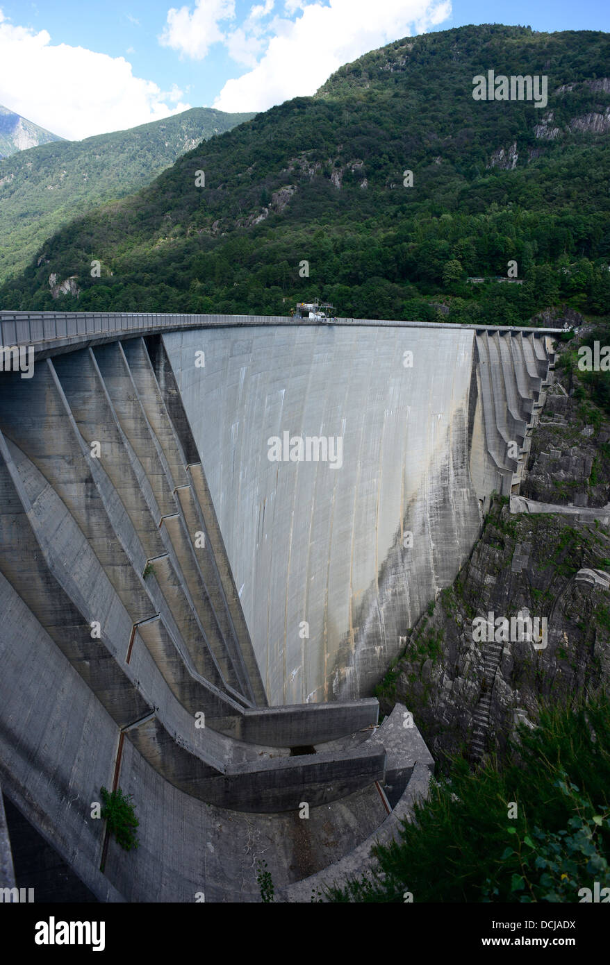 The Contra Dam, also known as the Verzasca Dam and Locarno Dam on the  Verzasca River Switzerland. Used in the movie Goldeneye Stock Photo - Alamy