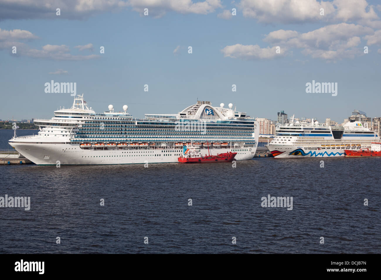 are cruise ships stopping in st petersburg russia